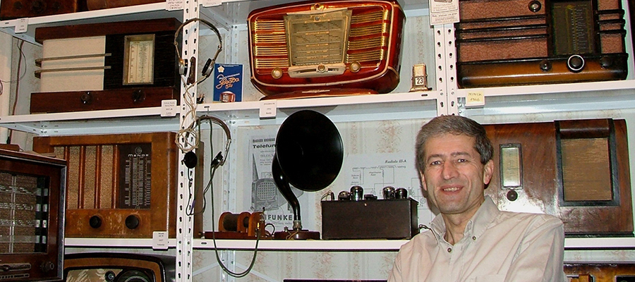 Zenonas Langaitis su savo senų radijo aparatų kolekcija